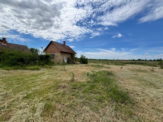 Nagykőrös eladó külterületi telek 2334 m² telekterületű: 10,8 millió Ft