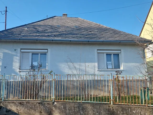 Eladó ház Tamási, Báthory István utca 110 nm