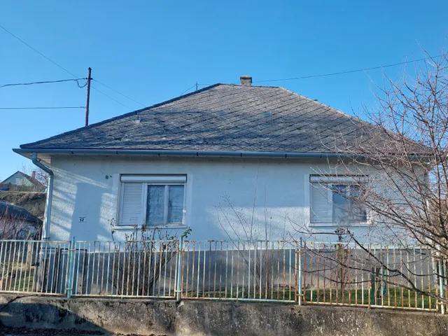 Eladó ház Tamási, Báthory István utca 110 nm