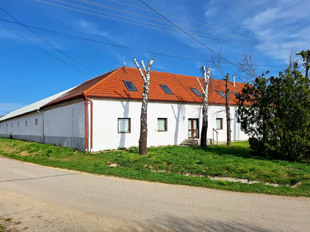 Eladó kereskedelmi és ipari ingatlan Győr 3106 nm