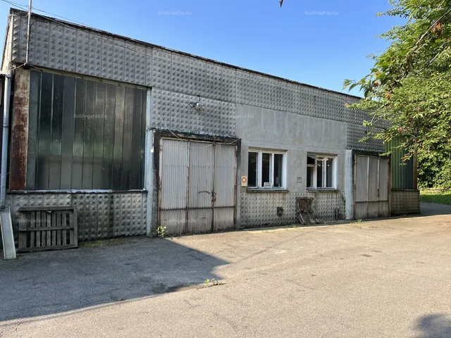 Kiadó kereskedelmi és ipari ingatlan Kaposvár, Belváros 326 nm
