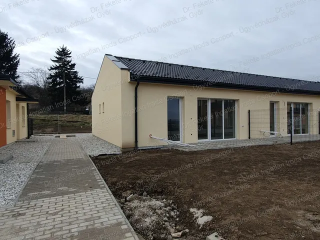 Eladó ház Győrújbarát, E L 2 középső 67 nm