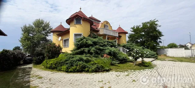 Eladó ház Győrújbarát 300 nm