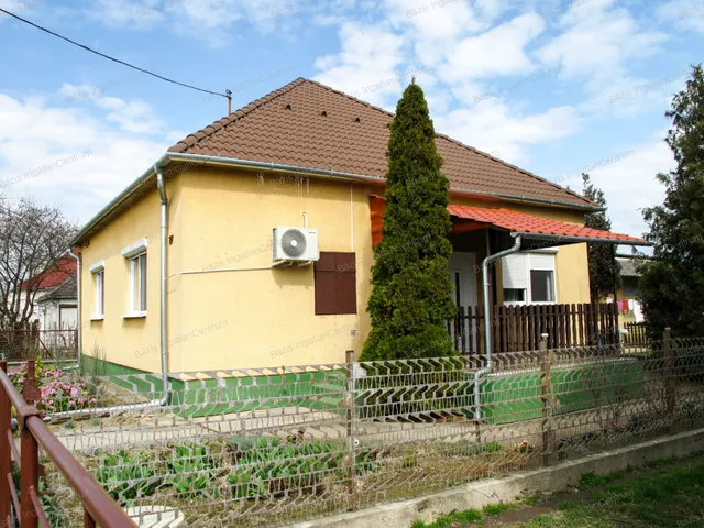 Dunafalva eladó családi ház 3+2 fél szobás: 40 millió Ft
