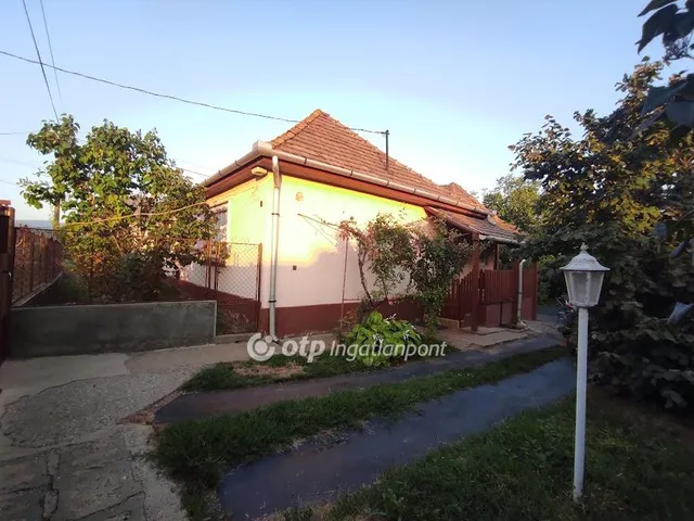 Eladó ház Gyöngyösoroszi, Falu felső része. 94 nm