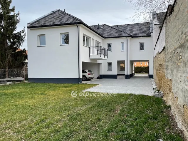 Eladó lakás Győr, Nádorváros 300 nm