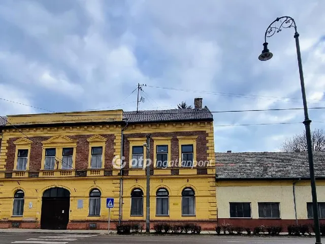 Eladó kereskedelmi és ipari ingatlan Tiszaföldvár, Központhoz közel 1309 nm