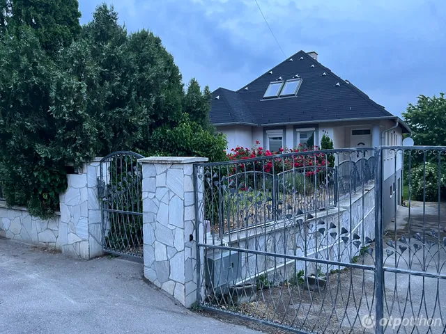Eladó ház Győrújbarát, István utca 298 nm