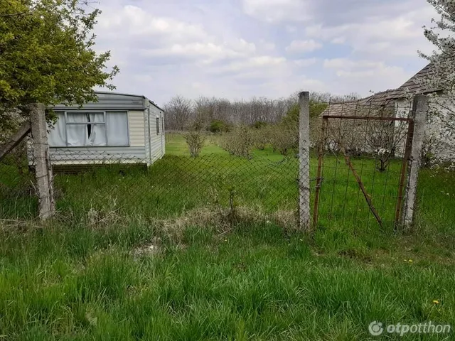 Eladó telek Naszály, Új telep 9 1790 nm