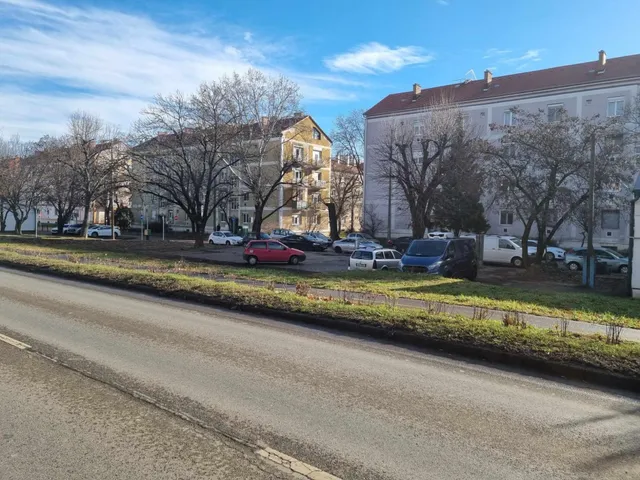 Eladó kereskedelmi és ipari ingatlan Pécs, Uránváros 600 nm