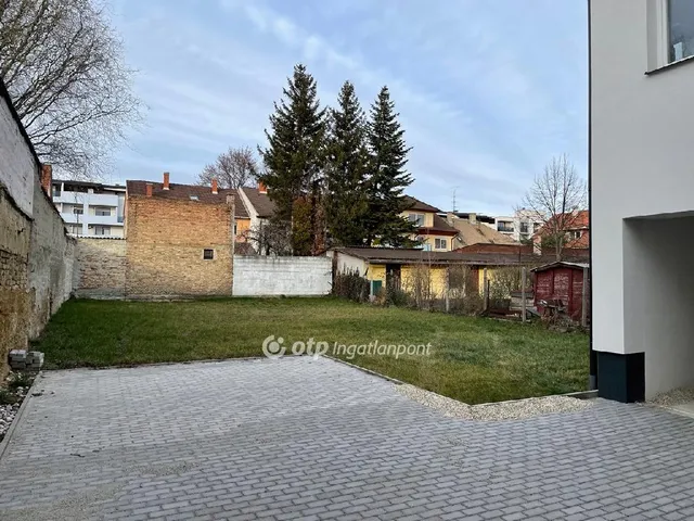 Eladó lakás Győr, Nádorváros 300 nm